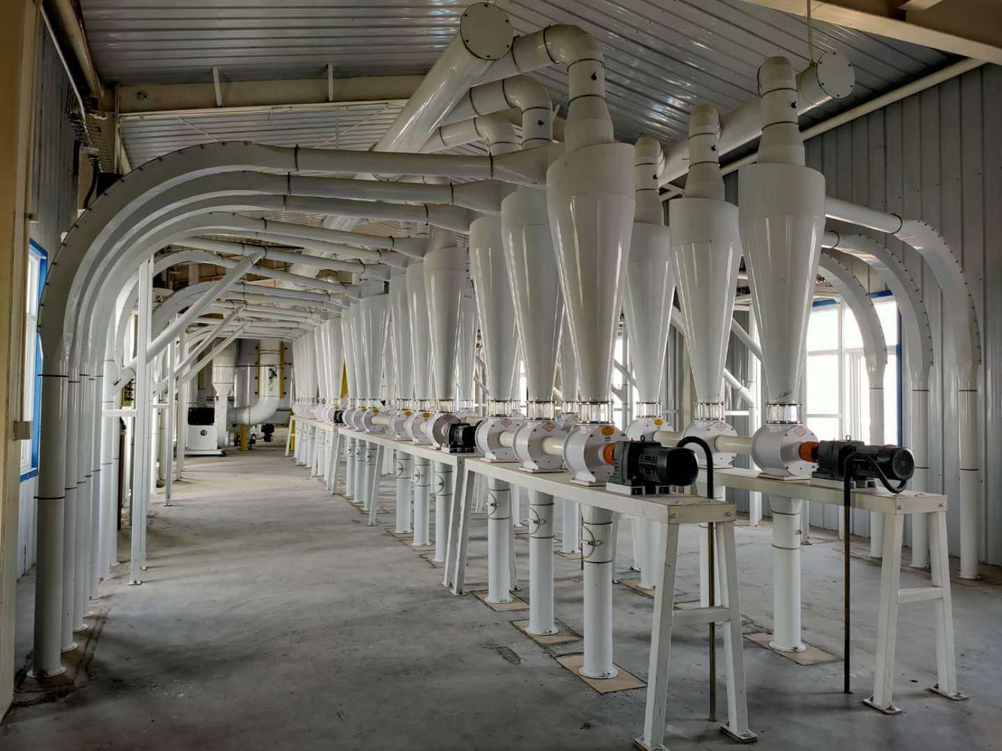 Four mills, high level sieves and purifiers are the three main types of flour mills sold. High-level sieves are generally used for screening and grading after grinding. Can also be used as a test screen.