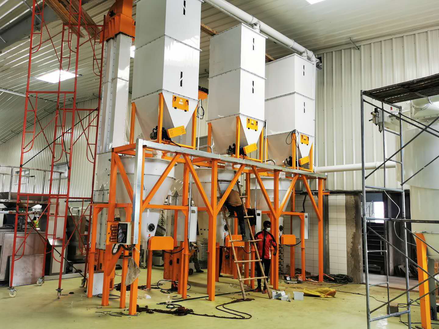 Purification system: The mixture is blown upward through the purifier, and the lighter bran is brought back to the grinding system for further processing by the air flow, while the denser flour particles are returned downwards.