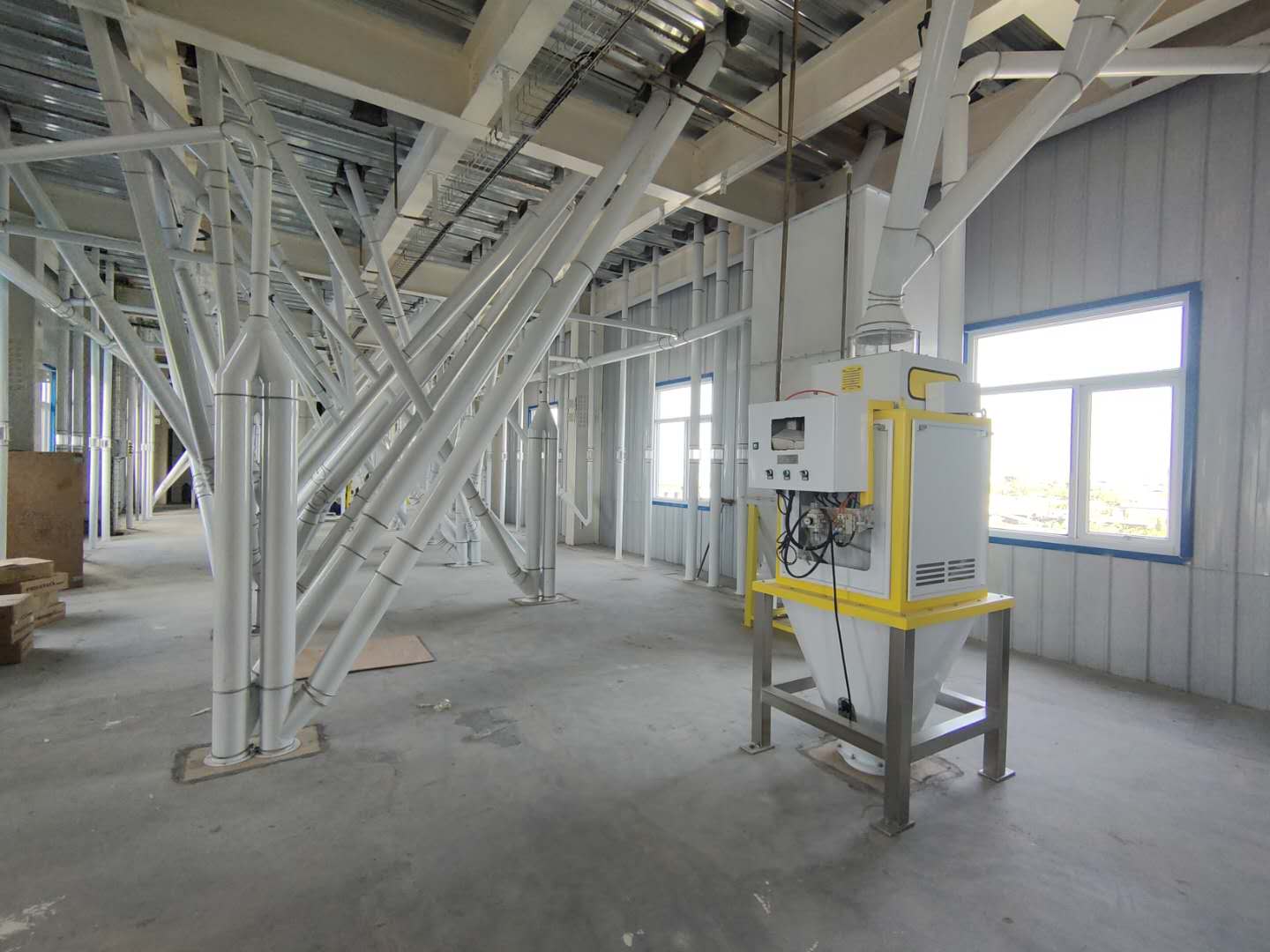 The common screening equipment is the square screen, and there are also auxiliary screening equipment such as rotating screens, bran finishing machines, and bran brushing machines. Purifier is a common purification machine.