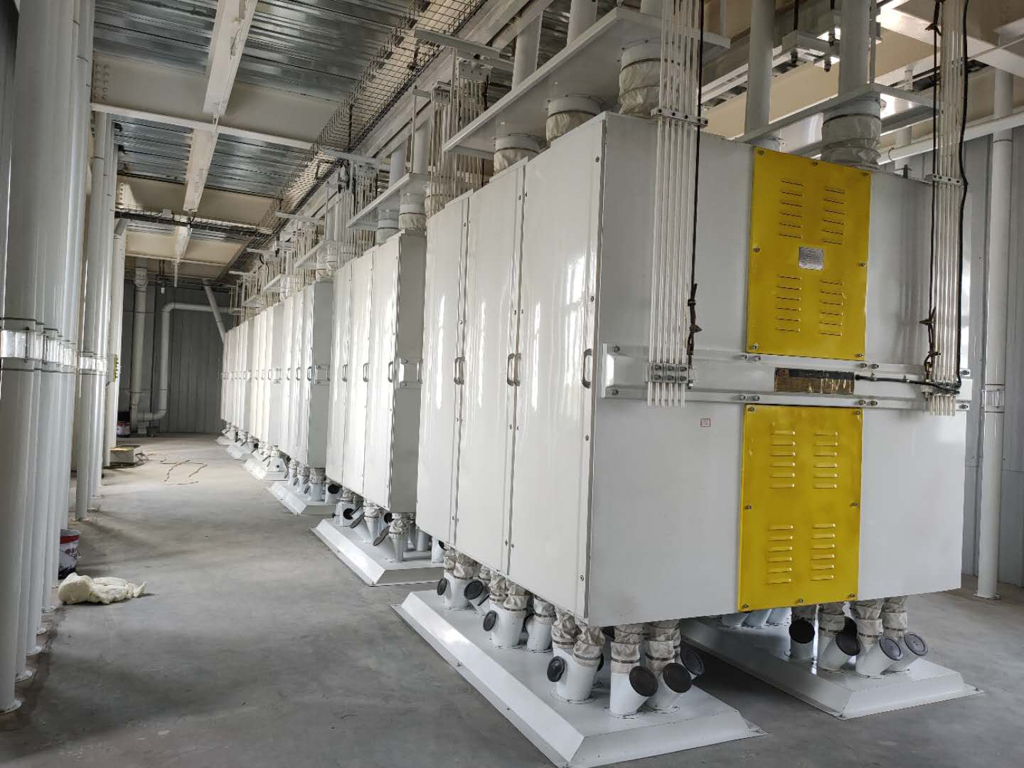 The main processing machinery of flour mills includes grinding equipment, screening equipment and flour purification machines.
A common grinding equipment is a drum mill. Impact crusher and depulverizer are auxiliary crushing equipment.